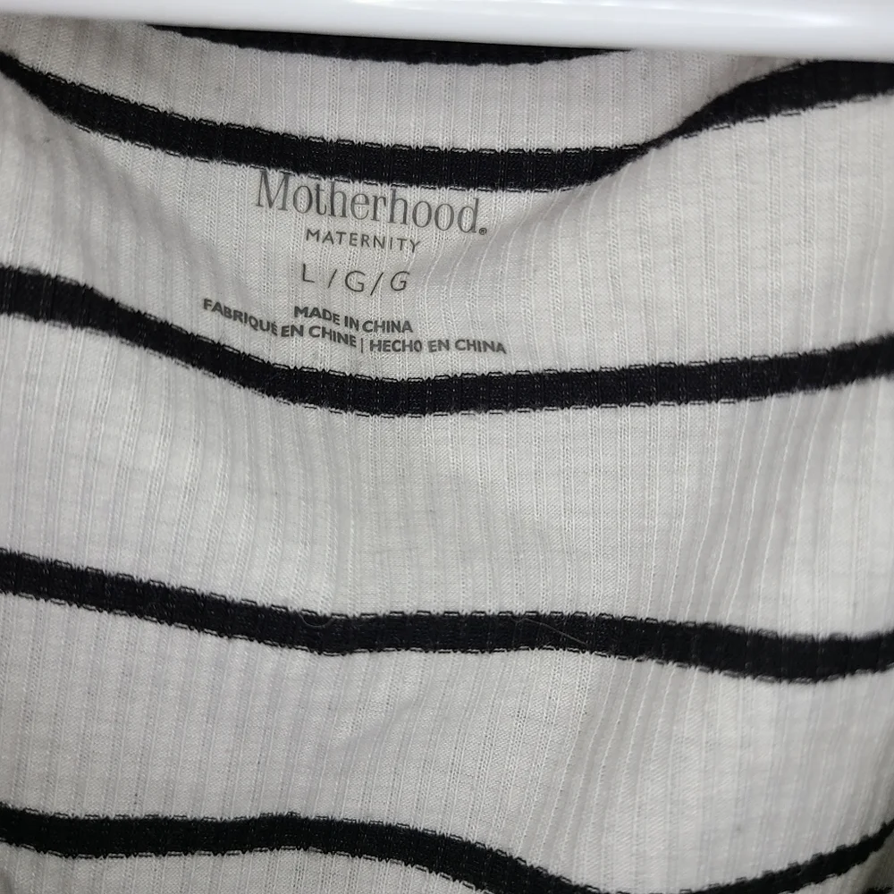 Motherhood Maternity Basic Tops Bundle - Picture 4 of 11